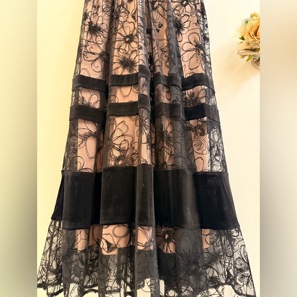 Taylor Black and Nude Floral Dress - Picture 4 of 8